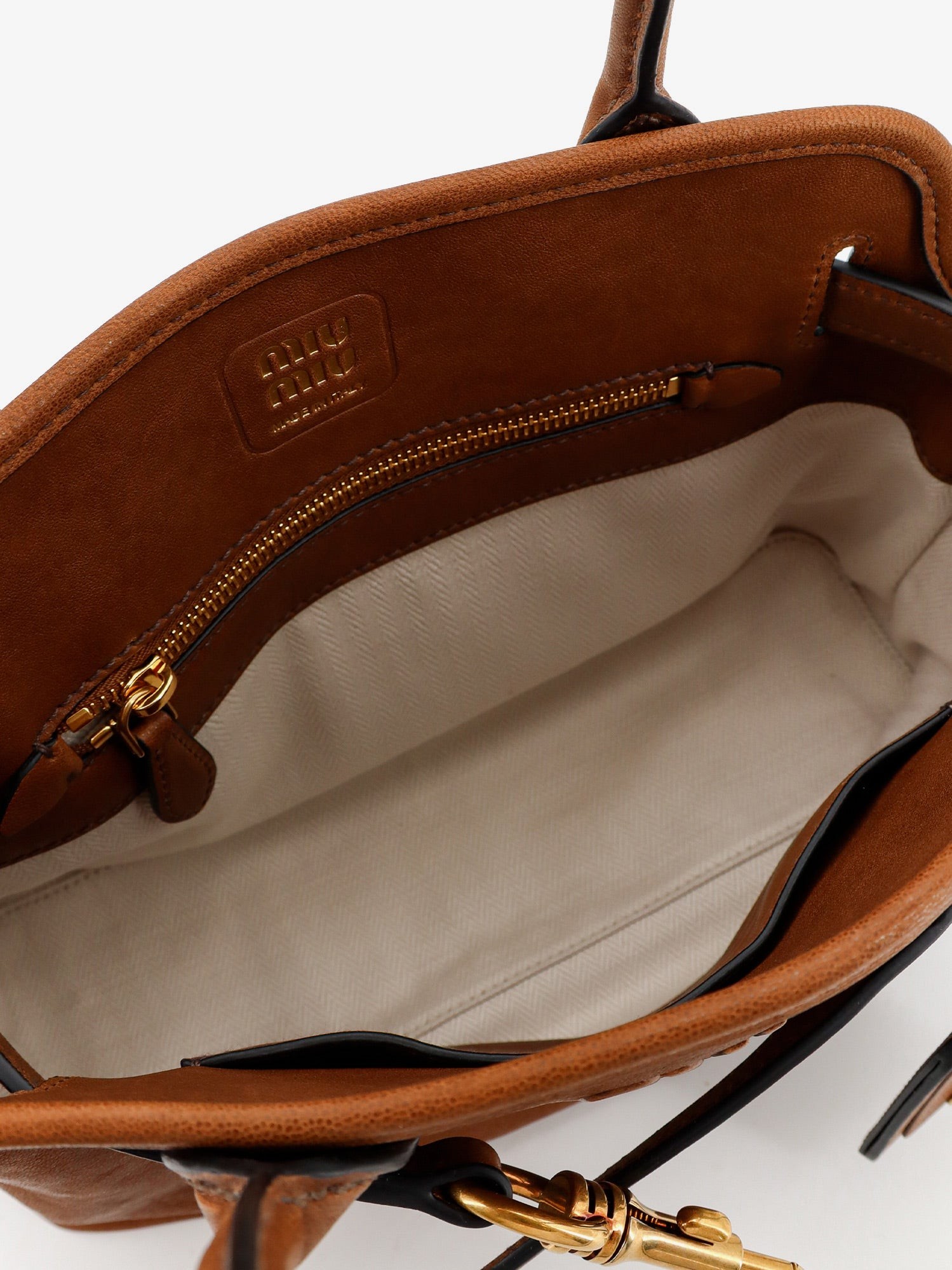 Aventure leather handbag with embossed lettering logo - Image 4