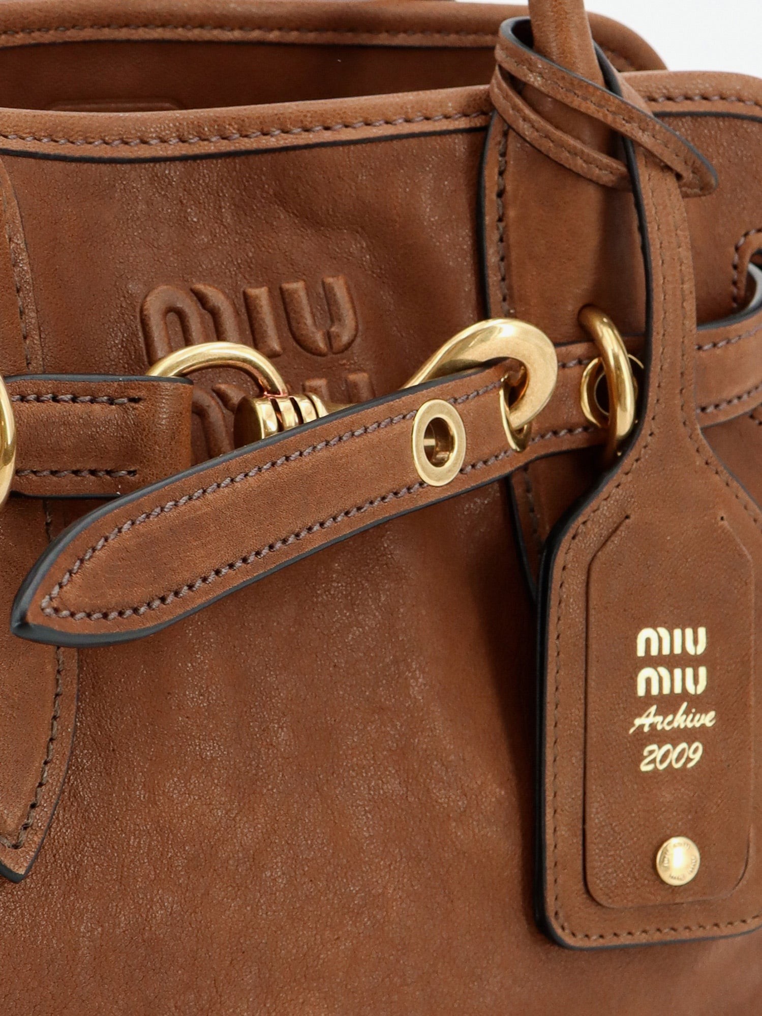 Aventure leather handbag with embossed lettering logo - Image 5