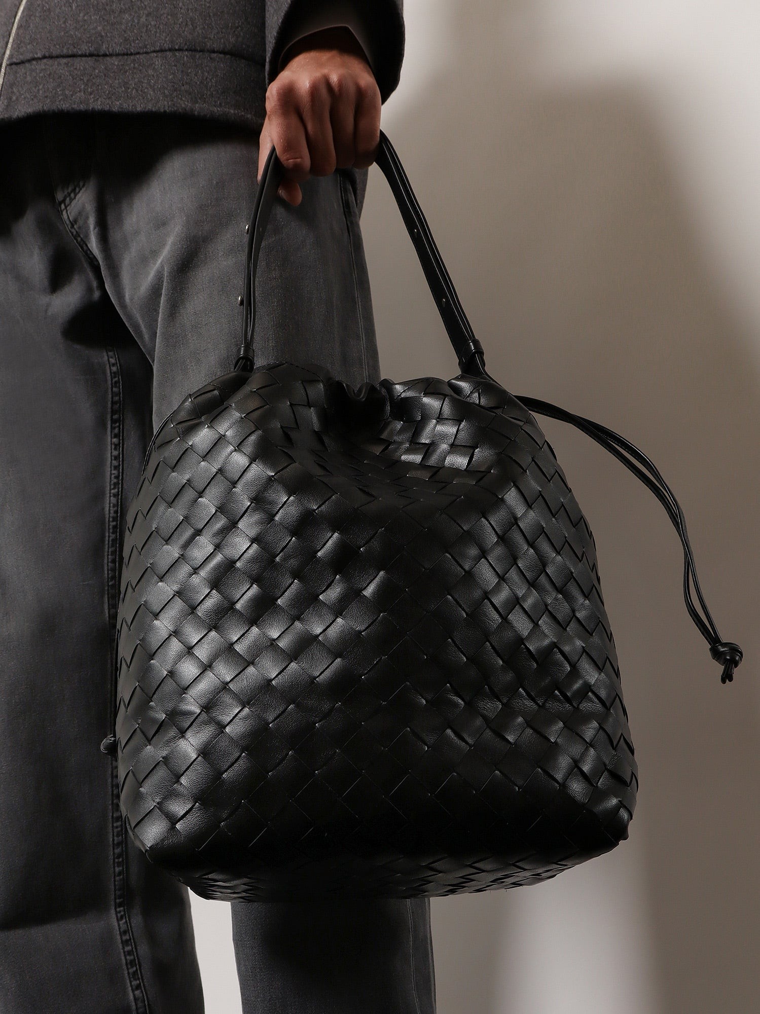 Bucket Intrecciato Biblioteca leather shoulder bag - Image 3
