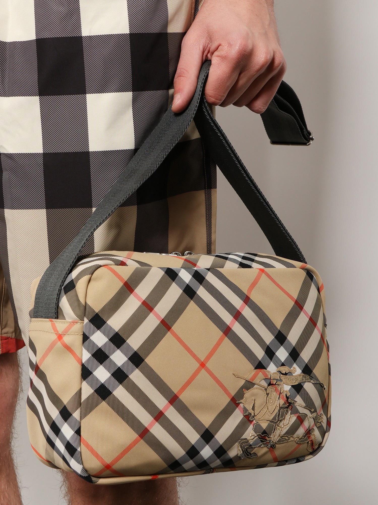 Essential nylon crossbody bag - Image 2